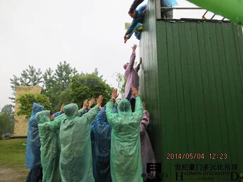 踩人墙爬高墙